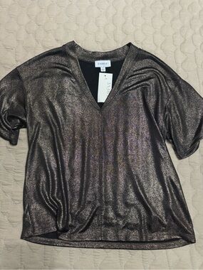 Evereve Callen Foil Shimmer V-Neck Short Sleeve Top in Metallic Bronze